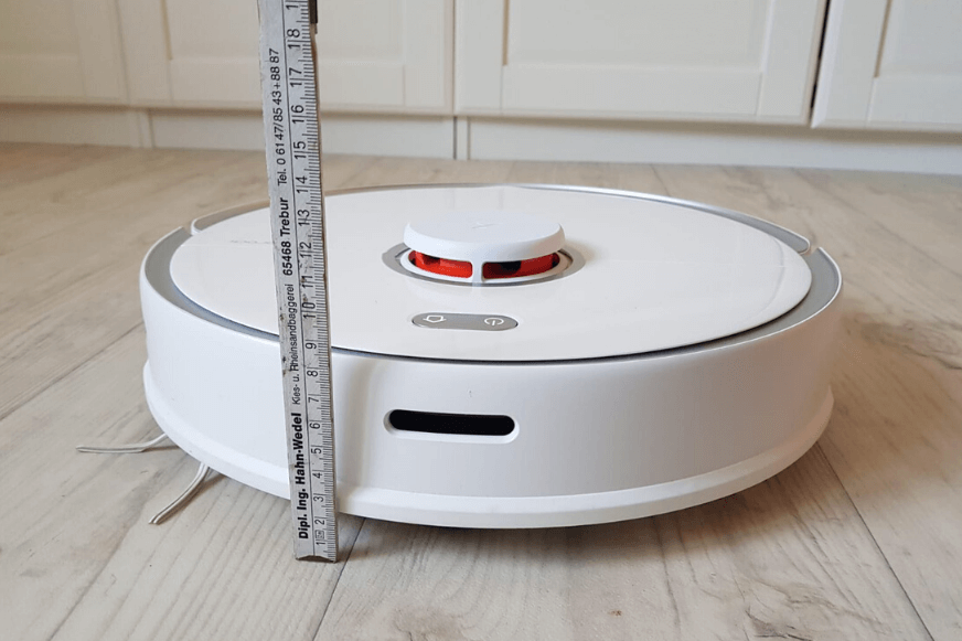 Beim Roborock S5 Max wird mit einem Lineal die Höhe gemessen